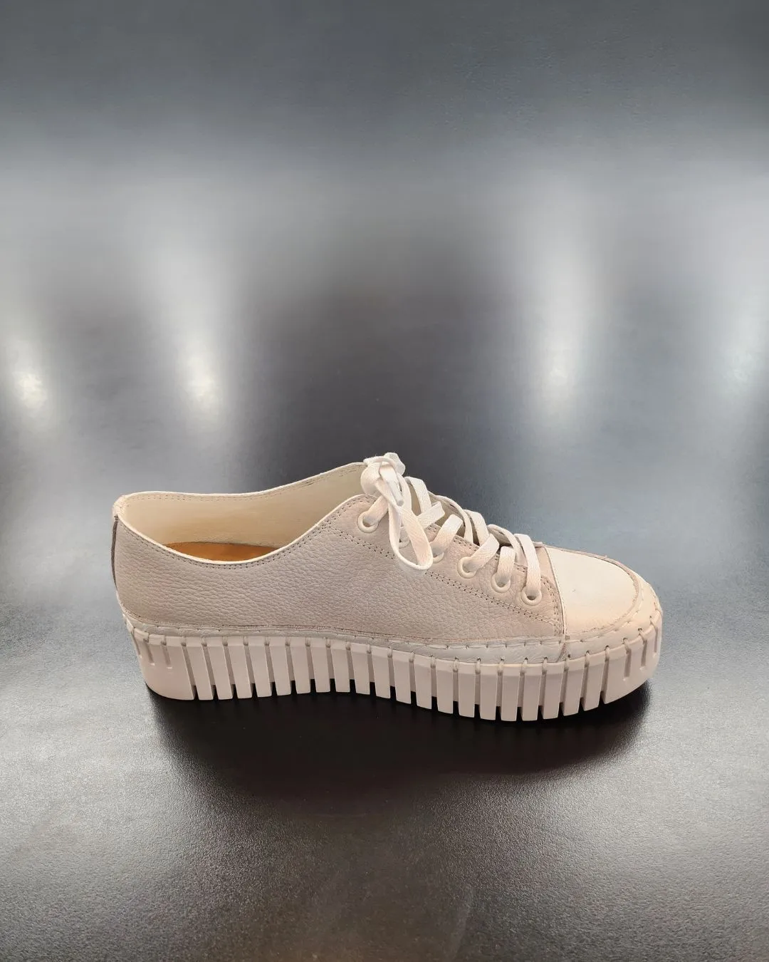 Django & juliette Baselo Leather Sneaker - White/Nougat